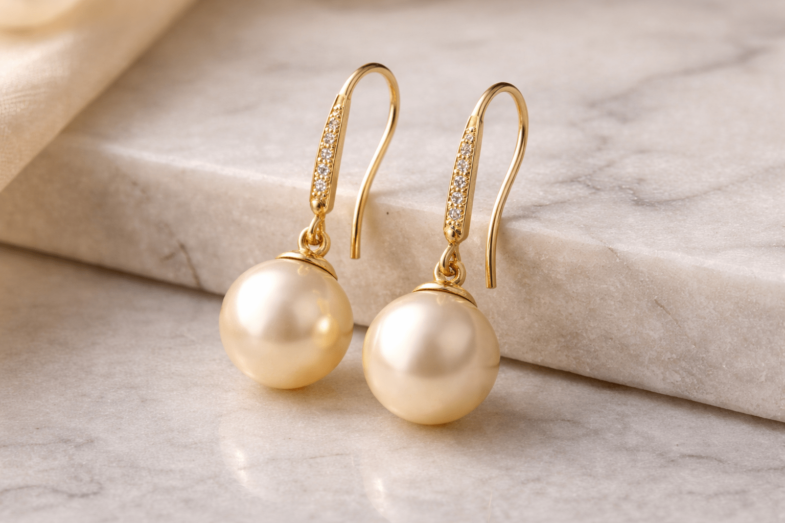 pearlsonly-blog-99-image-1-pearl - Brincos de Ouro Amarelo com Pérolas Combinação Clássica - Joias com Pérolas - pearlsonly
