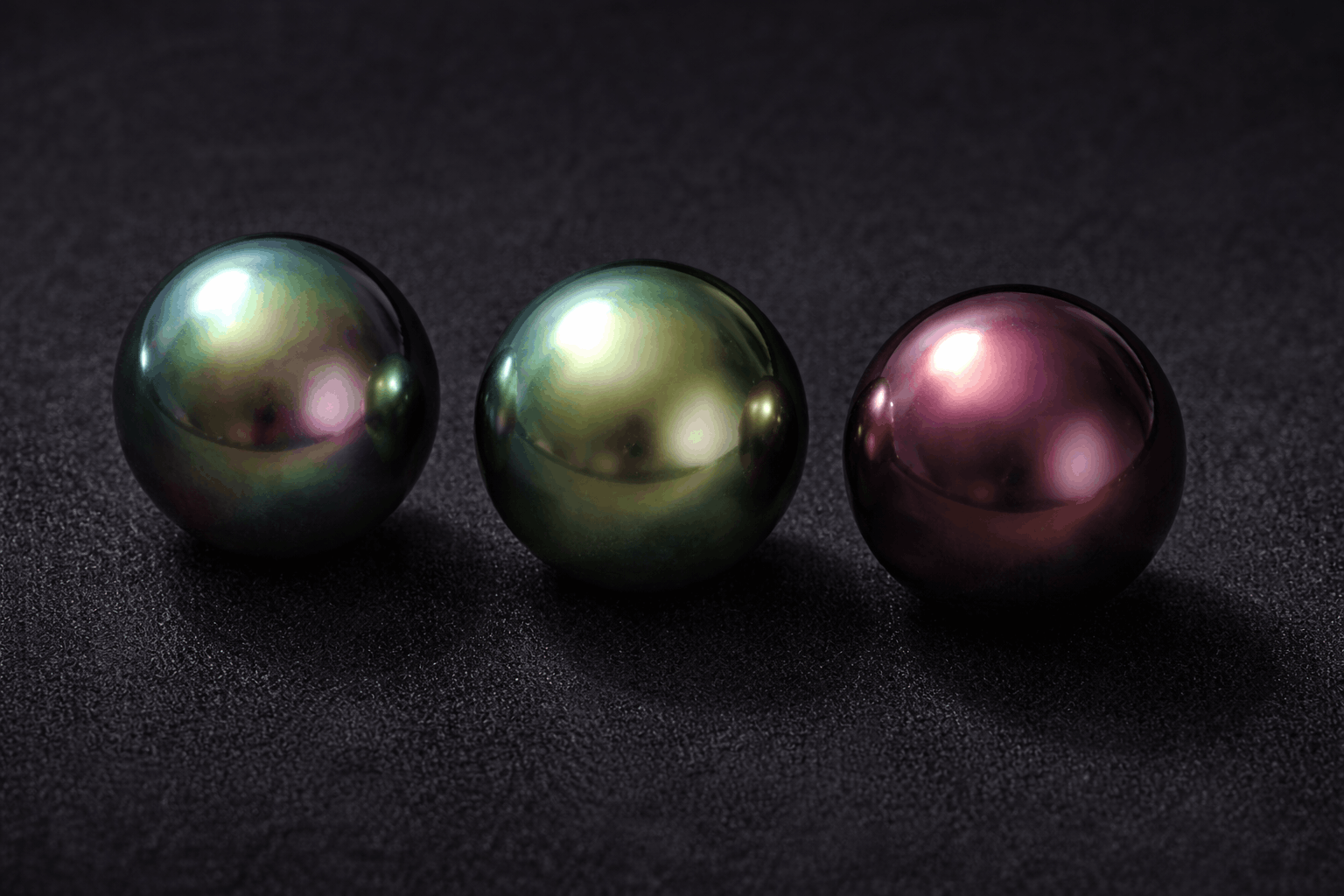 pearlsonly-blog-107-image-5-pearl - Cores de overtone que importam - brincos de pérola negra tahitiana - pearlsonly