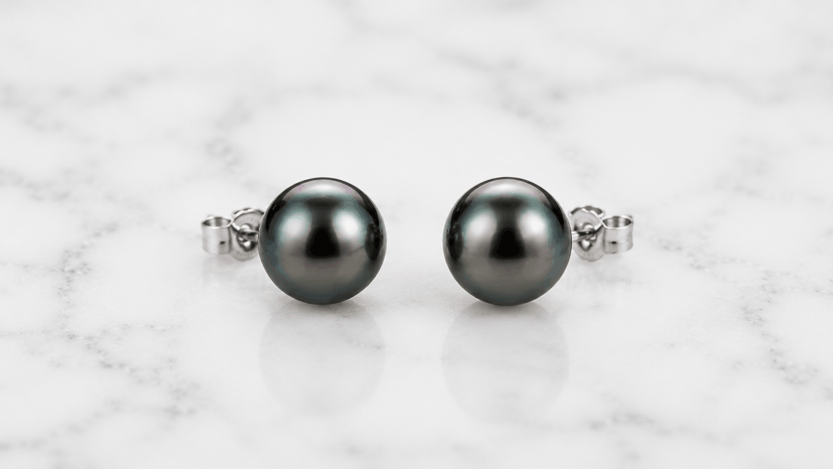 02. Brincos de Pérolas Negras Studs — O Clássico do Dia a Dia